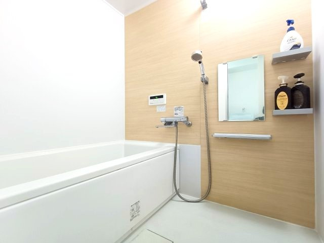 【浴室】　ゆったりとくつろげるバスルーム。追い焚き機能付きでいつでもすぐに温かいお風呂を楽しむことができます。