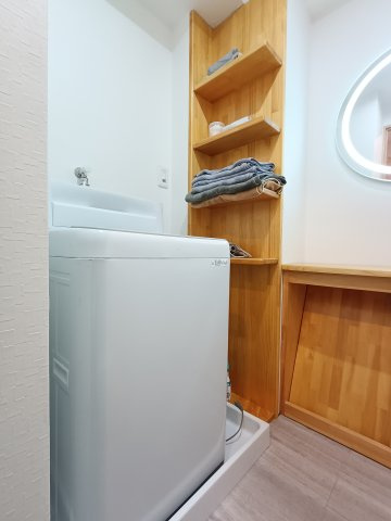 【室内洗濯機置き場】　壁面に棚が造作されています。洗剤のストックやタオルなどを収納できます。