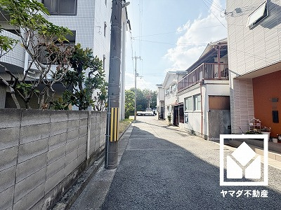 阪神武庫川線「東鳴尾」駅まで徒歩約6分、阪神本線「鳴尾・武庫川女子大前」駅まで徒歩約16分の立地。