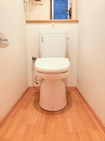 ◆清潔感のある白を基調とした落ち着ける空間。小窓をもうけていますので、こもりやすい空気の入れ替えも簡単に行えますね！　