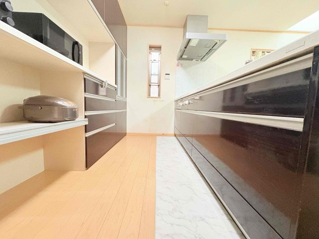 ◆キッチンからダイニングやリビングが見渡せるキッチン。料理をしながら家族とコミュニケーションをとれるだけでなく、大きな開放感も得られることができます。　