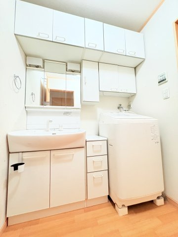 ◆毎日使う場所だから、機能的で使いやすさに配慮したパウダールーム。すっきりと使えるように収納も豊富にご用意しています。　