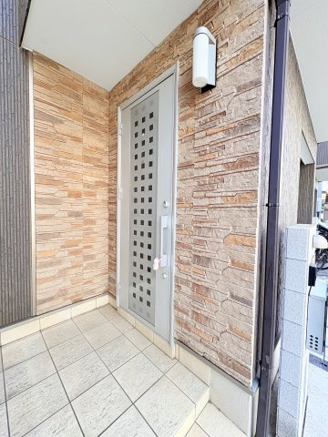 ◆光の渦が溢れた明るい玄関ホール。「おかえり」と「ただいま」が交差するお家の顔とも言える場所は爽やかで心地良い空間となっています。すっきり片付いた玄関で来客時にも自信が持てそう。　