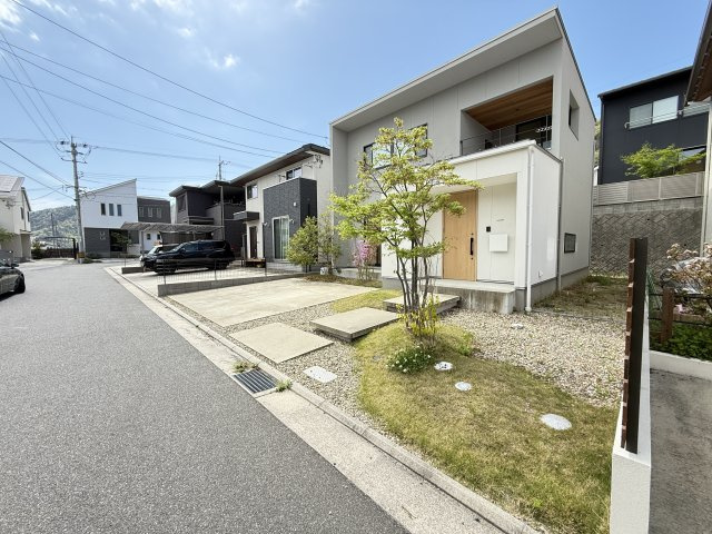 前面道路は見通しが良く、車の出入りがしやすい落ち着いた住環境。周辺は整った街並みで、安心して暮らせる雰囲気です。敷地との高低差も少なく、日常の移動もスムーズに行えます。　
