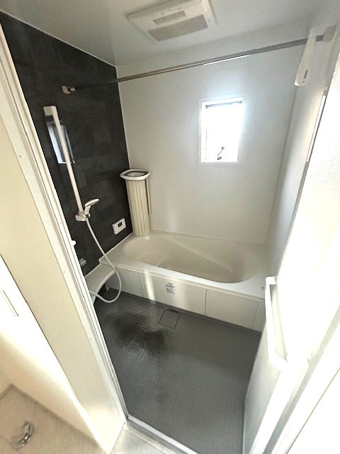 ゆったり入れるサイズのゆとりの空間をご用意しました。キッチンから浴室の温度管理できる機能を備えた操作コントローラーもありコミュニケーションも充実。一日の疲れを癒してくれるバスタイムをお届けします。