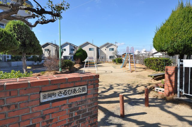 隣接公園
