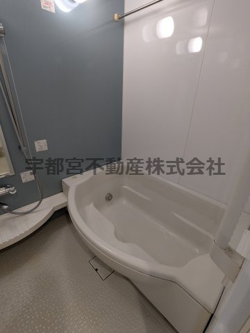 毎日の疲れを癒すお風呂もゆとりあるサイズ感　段差が使い勝手よく、高齢者や小さなお子様が入浴しやすい設計　もちろん節水にもなります。