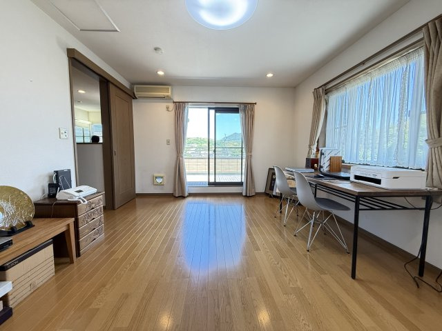 ゆとりある広さを確保した2階洋室は、主寝室やファミリールームとしても使いやすい空間です。大きな窓から自然光が差し込み、明るく開放感のある室内を演出します。バルコニーにも出入り可能です。