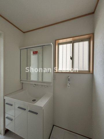 食べこぼしもサッと洗える独立洗面台は、シャワータイプでお掃除楽々◎　朝のお支度も捗りますよ♪