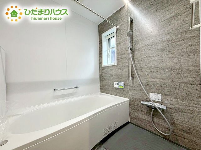 アクセントパネルで落ち着きのある雰囲気を演出したバスルーム♪毎日の疲れを癒やすバスタイムをお楽しみ下さい！