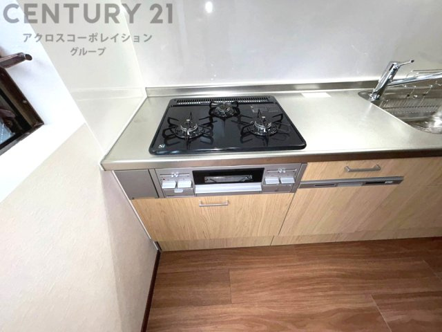 多数の調理器具を同時に使用でき、料理の効率化が可能。省エネで節約になり、様々な料理スタイルに適応できます。また、火力調整が独立しており、手入れや掃除もしやすく、今よりもっとお料理が楽しくなるかも。