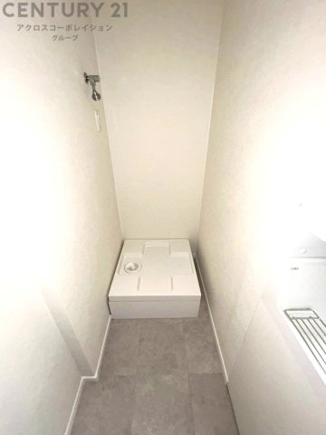 洗濯物の仕分け作業がしやすく、整理整頓が容易になります。洗濯音や湿気を他の部屋に持ち込まず、生活環境を快適に保ちます。上部を活用すれば収納スペースを確保でき洗剤や洗濯用品の整理もしやすくなります。