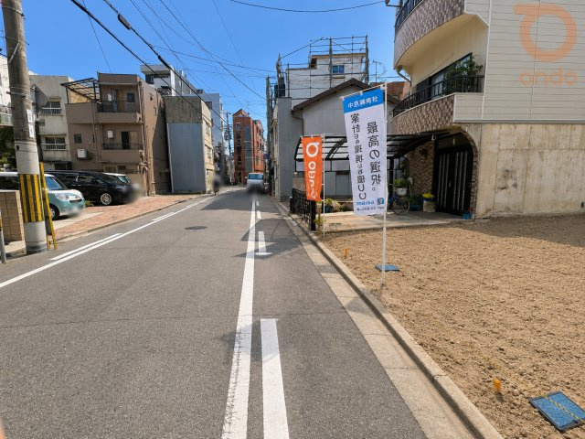 【前面道路含む現地写真】　全面道路幅員：約6.73m　車のすれ違いや駐車もラクラクできるゆとりのある広さです◎