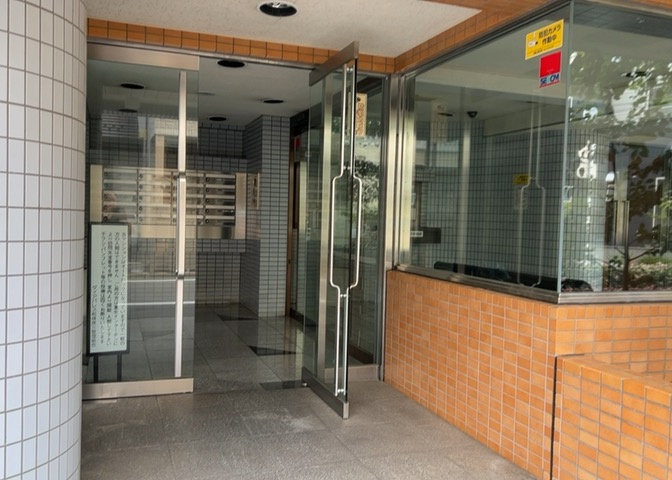 土地の形が極端に長細かったり、狭小地、あるいは道路との高低差がある傾斜地だった場合、後々売ろうとしても買い手がつかない場合もあります。後々、売却することになった時に価値の下がらない土地を選びましょう。