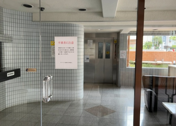 家を建てる場合、方位は要チェックです。現実的に日当たりのよい家ならばリビングは南側、建築基準法でも北側に当たる家への配慮は求められています。土地を見学に行く際は、方位磁針を持って行くようにしましょう。