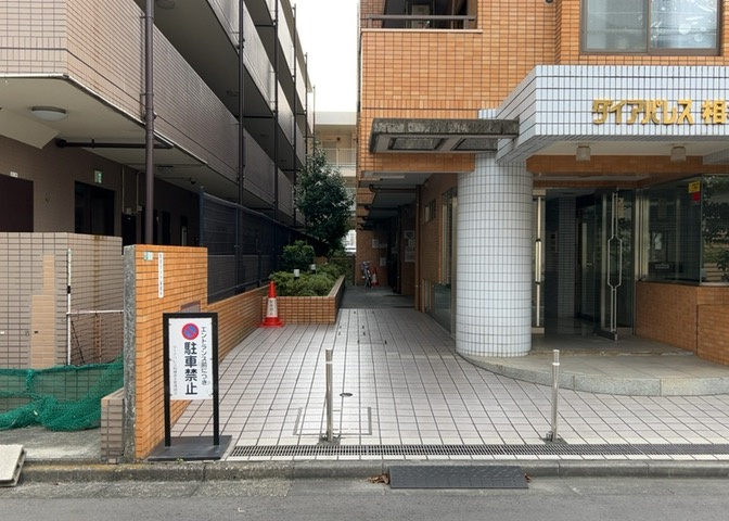 現地に行くなら、物件の周囲の地形がどうなっているかを見ることも大切です。周辺より低くなっている土地では、大雨などで水が集まりやすいため、地盤が弱くなっているということも考えられるため、注意が必要です。