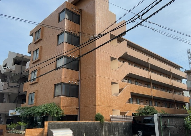 土地購入を検討されている場合、境界杭がない状態で購入してしまうと境界確定測量をする必要があり、費用がかかります。購入の前に、売主、隣土地所有者立ち合いのもと境界を確定し境界杭を設置するのがベストです。