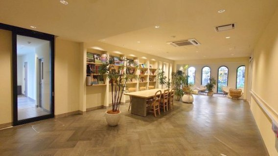 おしゃれなカフェのようなエントランスロビーです