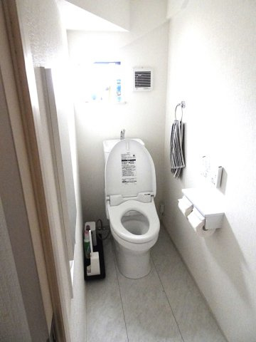 1階、2階どちらにも節水省エネ仕様のシャワートイレを採用しています。窓もあるので空気の入れ替えも楽にできます。ウォシュレット快適な空間を洗浄便座になっているので、とても清潔にお使いいただけます。