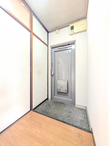 下駄箱を設置しても広さも充分にありそうな玄関。