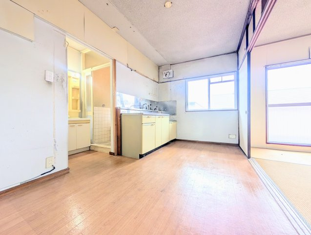 ダイニングキッチン。振り分けタイプの間取りで居室への動線もスムーズです！リフォームのご相談も承ります