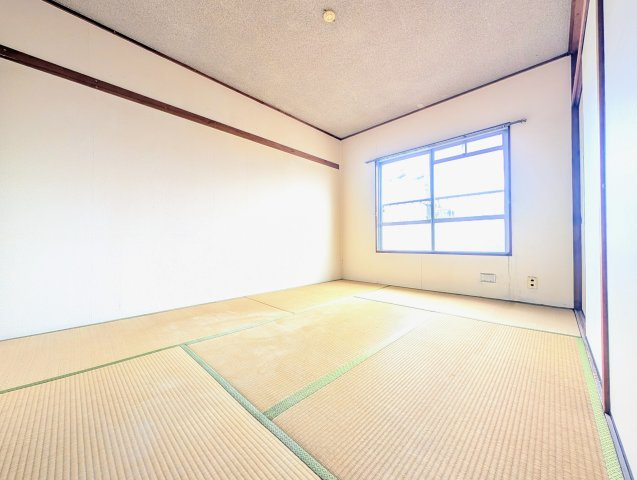 北側和室。広さは6帖あります。窓からの採光もあり日中は暗くなく過ごせそう。洋室と続き間になっています