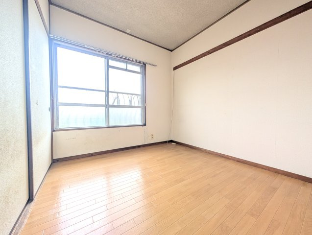 北側洋室。コンパクトなお部屋ですが、窓があるため窮屈さも感じられないのが◎
