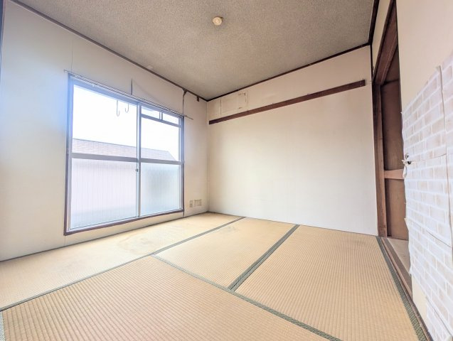 南側の和室。全室窓があるので風通しもバッチリなのがいいですよ♪リビングとしてご使用もよさそうなお部屋