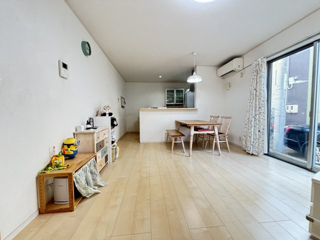 大きな窓から光が差し込む明るいリビング。14帖の広さがあり家族の団らんや来客時にもゆとりを感じられる空間です。対面キッチンで会話を楽しみながら料理ができ、と家族が集まる心地よいリビングとなっています