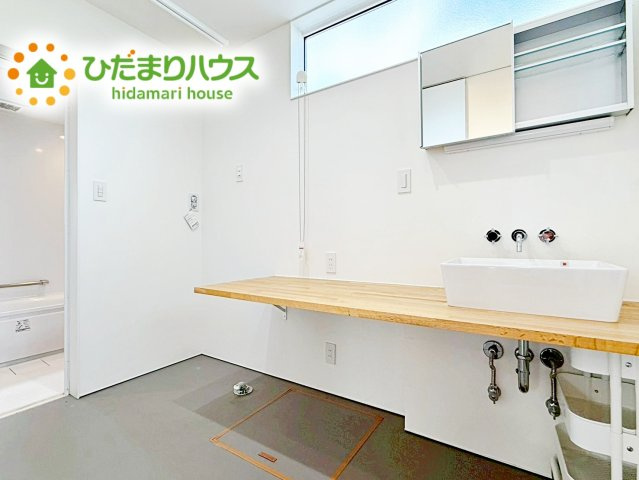 ワイドな独立洗面台には、ちょっとしたスキンケア用品などを置くのにも便利ですね(^^)/