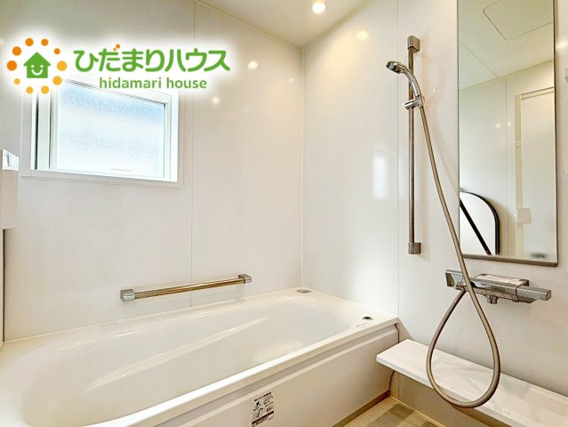 快適な入浴タイムが過ごせる充実の設備を搭載したシステムバス。足を伸ばしてゆったりとくつろげるワイドサイズの浴室で1日の疲れも癒されます。浴室暖房乾燥機付きなので雨の日でも安心。