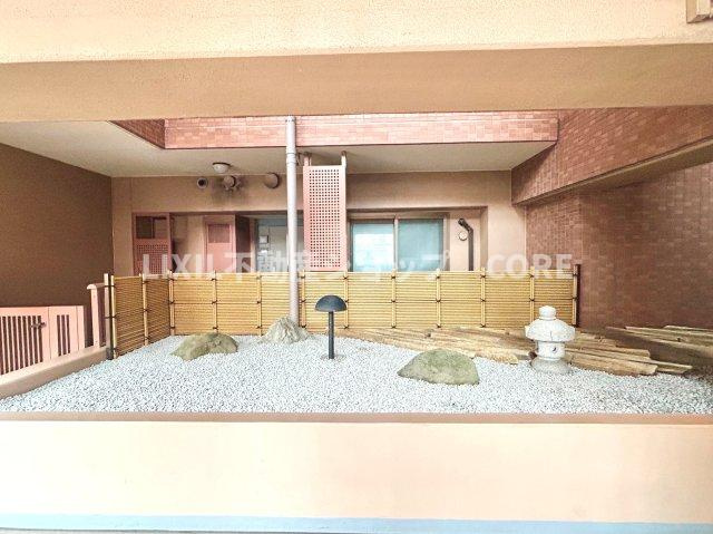 建物や壁に囲まれた外部空間で、採光・通風の確保、防犯性の向上といったメリットもございます。