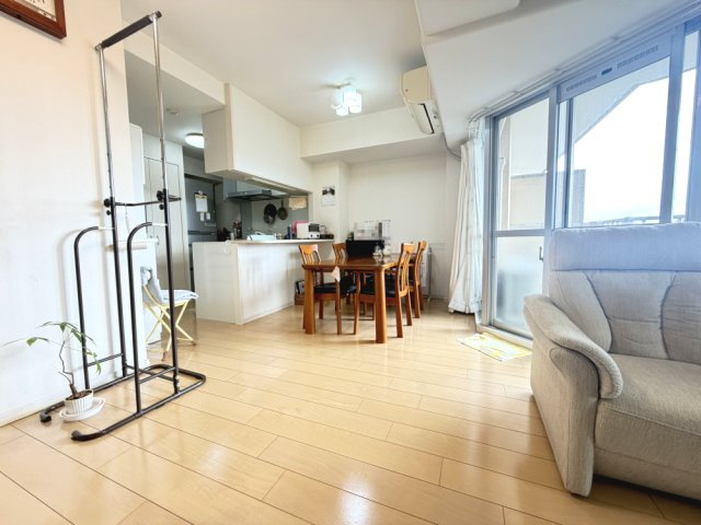 明るい陽射しが差し込む11階部分のお部屋