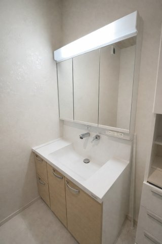 たっぷりの収納を設けた洗面台で快適な暮らし