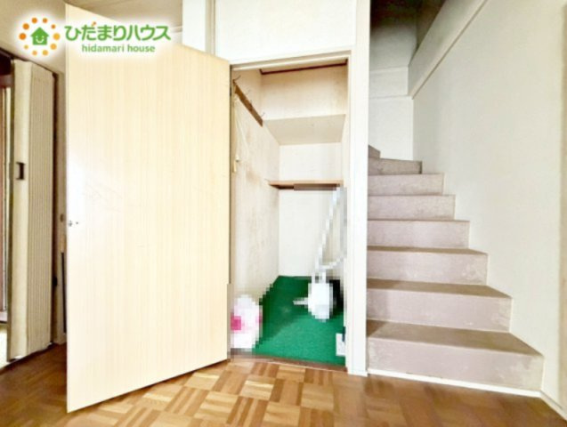 玄関前に広々収納完備！