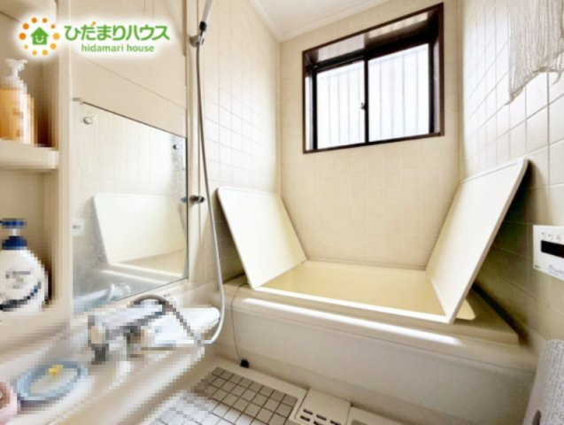 浴室には窓があり、換気が良好です。リラックスできるバスタイムを楽しむことができ、心地よい空間を提供します。