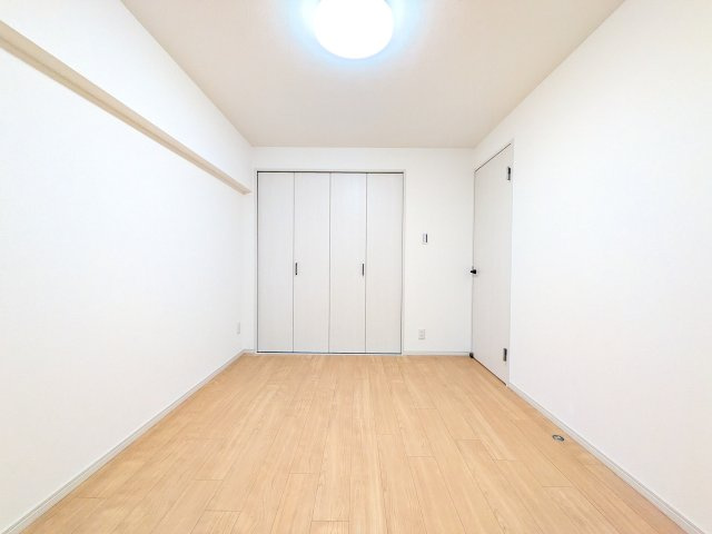 約6帖の中部屋です。クローゼットもあるため住空間も快適にご使用いただけます！