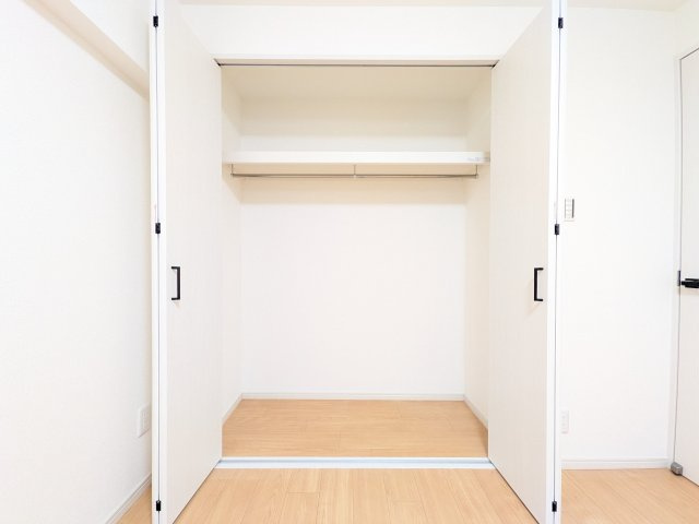 横幅も高さも充分にあるクローゼット。パイプハンガーも設置されているので衣類などもかけて収納できます！