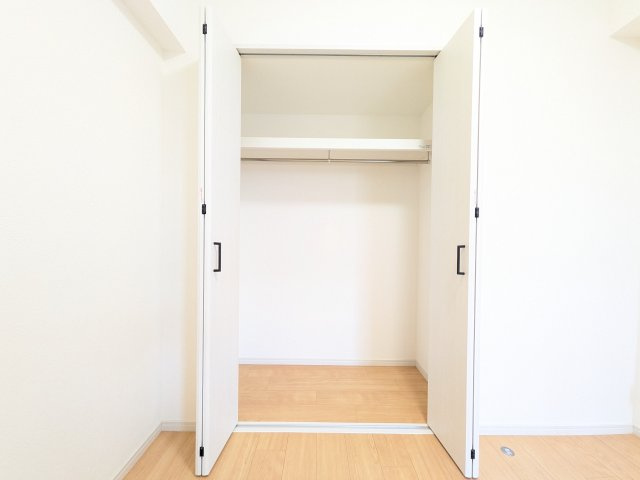 北東側洋室にあるクローゼット。棚も設置されているためさまざまなものを収納すれば住空間も快適になります