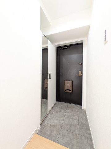 姿見つきの下駄箱設置済みの玄関。鏡があることで空間が広く感じるのが◎ご家族分の靴なども充分に収納可能