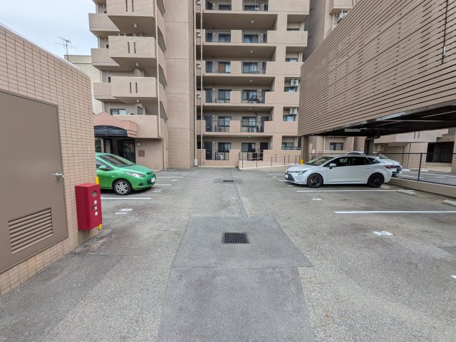 敷地内にある駐車場。現在空き無しです。マンションの南側のすぐのところに敷地外駐車場確保しています♪