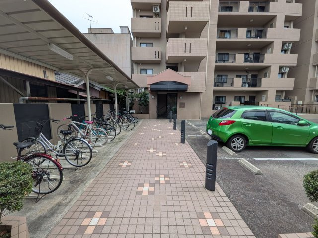 屋根付きの駐輪場。きちんと駐輪されているため出し入れもスムーズにできますよ♪照明もあるので夜でも◎