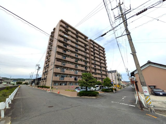 JR中央本線「土岐市」駅から南東へ徒歩5分ほどのところにある11階建てのマンション。所在階は6階です