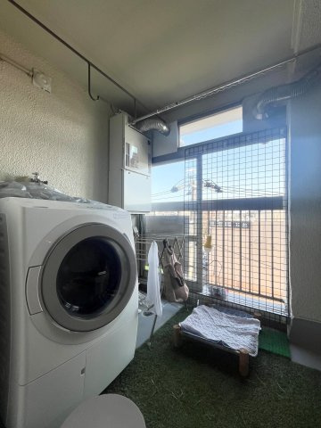 洗濯機置き場はバルコニーにございます。★インナーバルコニーのため雨風を防ぐことができます★