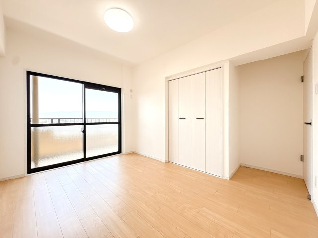 6.5帖の東側洋室になります♪