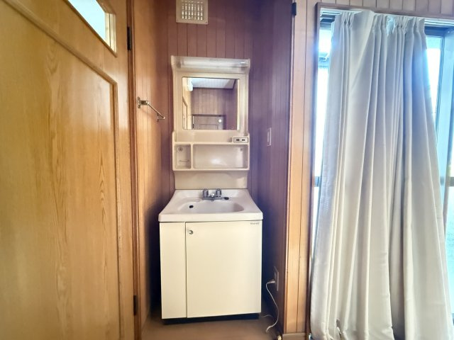 2階の洗面所は木目調の温もりある空間にコンパクトな洗面台が備わり日常使いに便利な造りです。収納付きミラーで小物を整理しやすく使いたい物をサッと取り出せます。窓やバルコニー側の明るさも取り込めます。