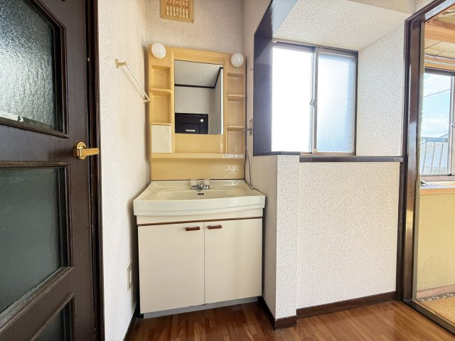 3階の洗面台は自然光が入る明るい空間に設置されており朝の支度がしやすい環境です。収納棚が備わったミラーキャビネットで洗面用品をすっきり整理できます。コンパクトながらも操作しやすいシンプルなデザインです