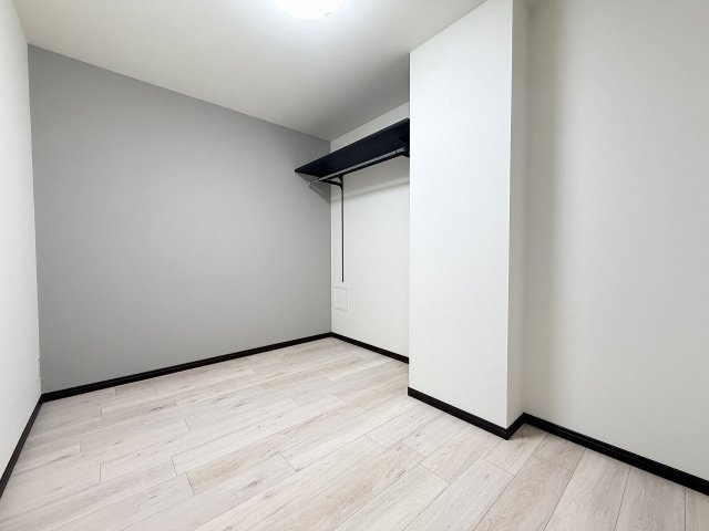 4帖の洋室。壁面のアクセントカラーで演出する上品な空間。サッと服を掛けられるオープンクローゼットが、スマートで快適な日常を叶えます