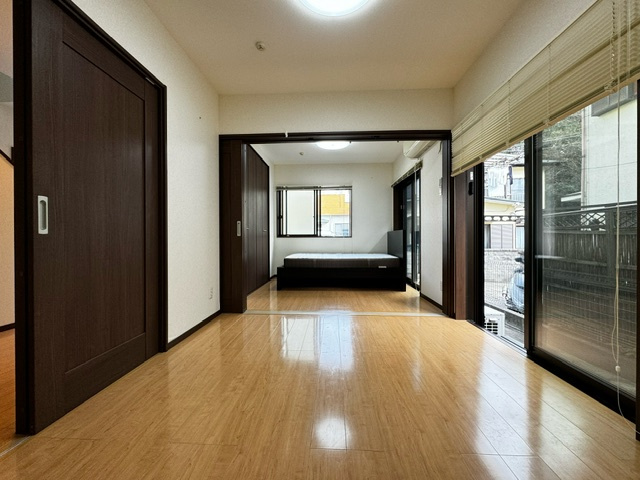 4.5帖のお部屋ですが真ん中のスライド式のドアを開けると開放的になり9帖の洋室へと変わります！
