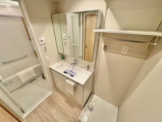 洗面小物や日用品を収納できる便利な設計で、整理整頓もラクラク。